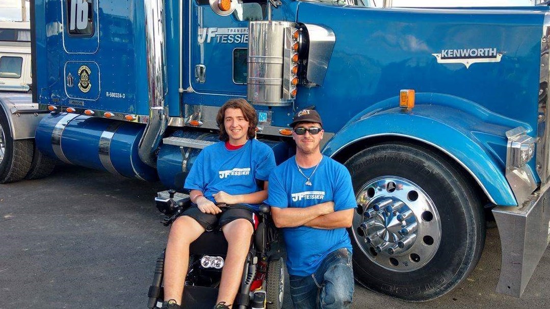 Le camionneur Jean-François Tessier et son équipe ont fait vivre un rêve à Samuel Bruneau la fin de semaine dernière à Saint-Côme lors du Festival d'accélération.