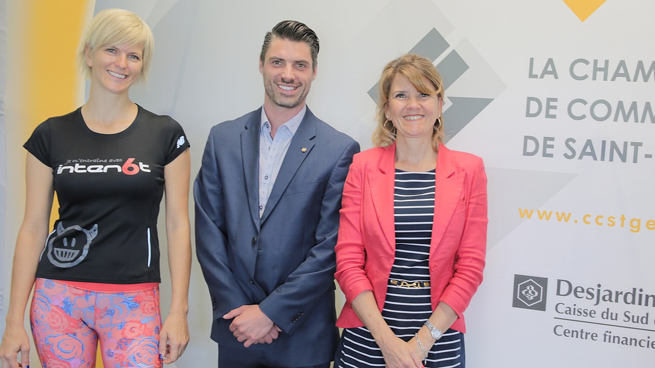 De gauche à droite: Myriam Bureau, du Groupe Inten6t ; Christian Jacques du comité organisateur de la Classique de golf 2016; ainsi que Catherine Veilleux, présidente de la Chambre de commerce de Saint-Georges.