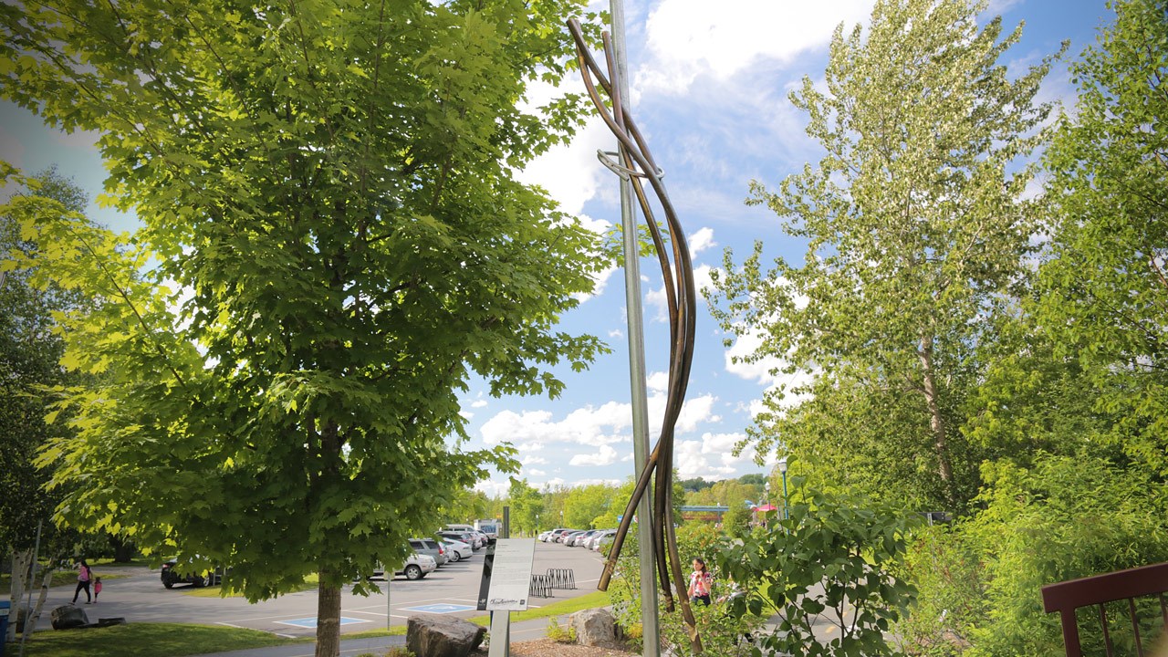 L'oeuvre les « Mains de l’onde » a été érigée à la jonction de la passerelle et de la piste cyclable dans le secteur ouest à Saint-Georges.
