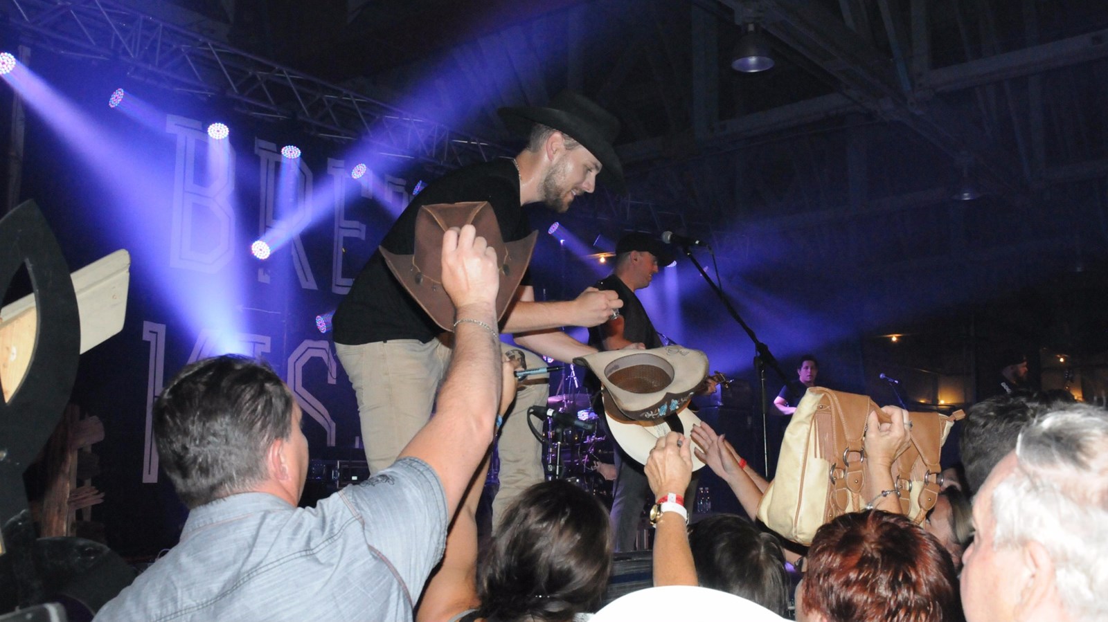 Brett était visiblement heureux d'être à Saint-Prosper alors que celui-ci est descendu dans la foule pour chanter avec eux et a multiplié les autographes sur des CD, des chapeaux de cowboys et sur des t-shirts pendant le spectacle.