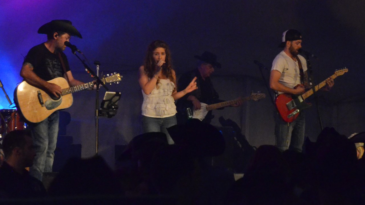 Le groupe Lost Highway a fait danser les festivaliers sous le chapiteau.