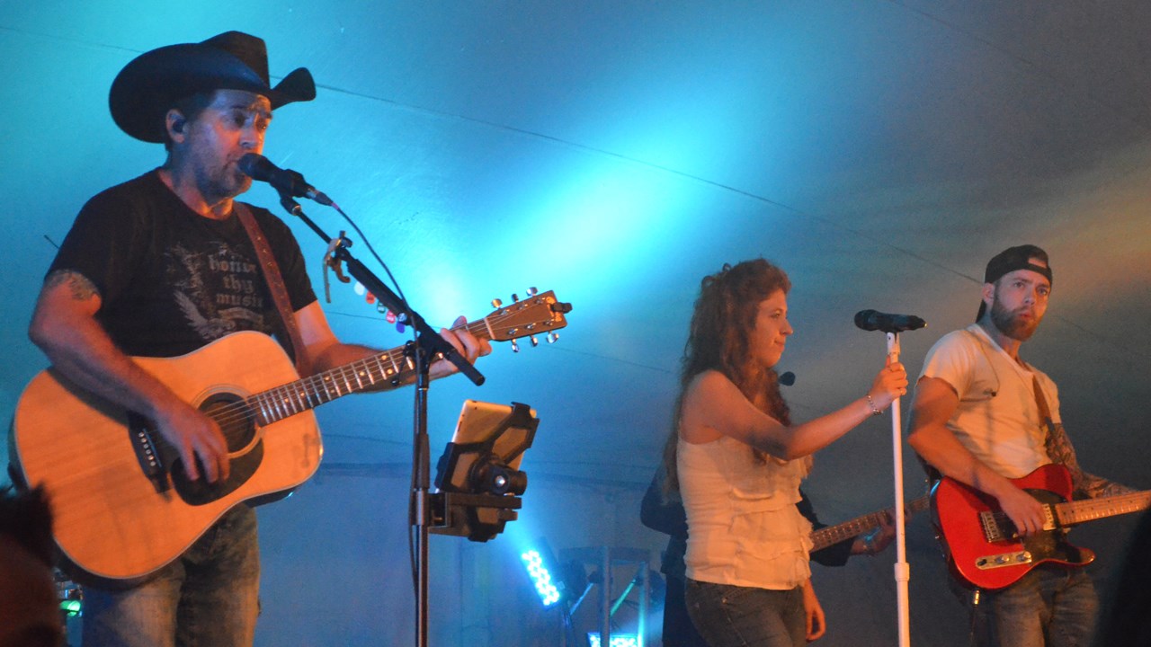 Le groupe Lost Highway a fait danser les festivaliers sous le chapiteau.