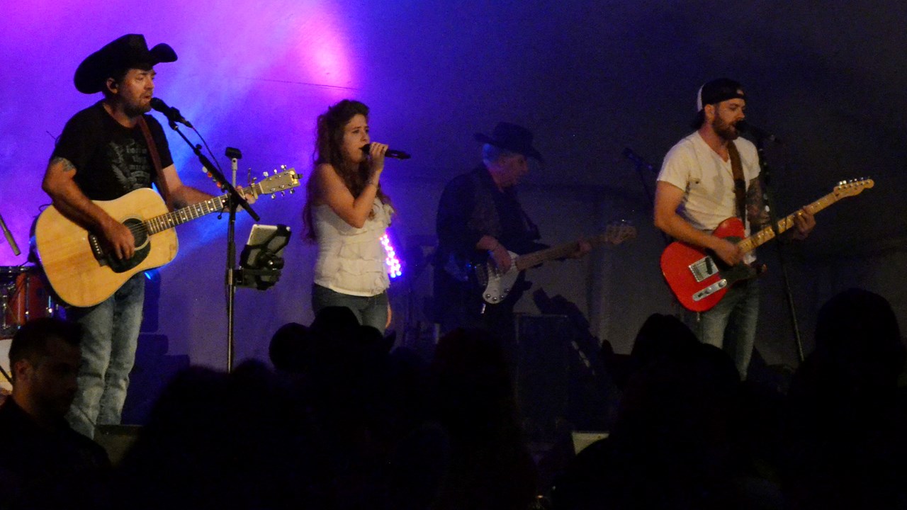 Le groupe Lost Highway a fait danser les festivaliers sous le chapiteau.