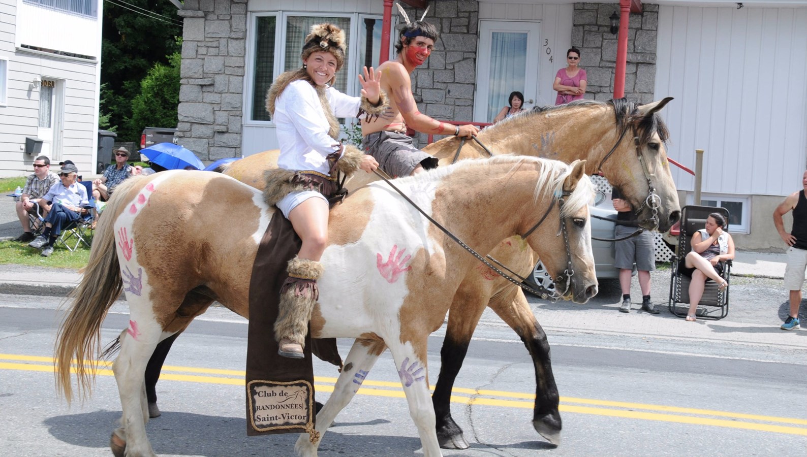 Images de la Grande parade de la 38e édition des Festivités western de Saint-Victor