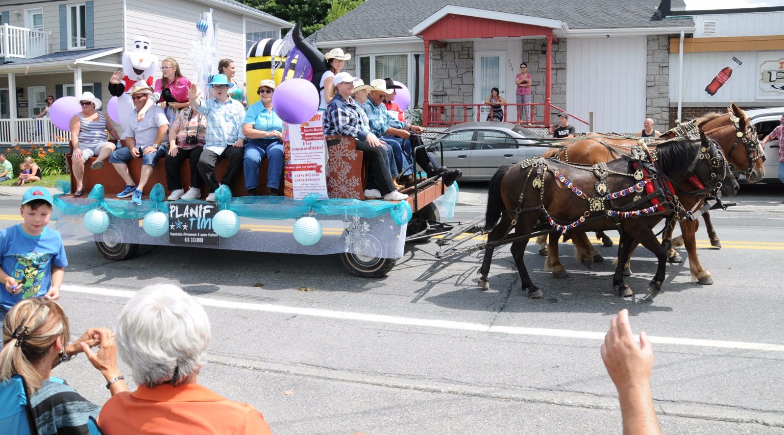 Images de la Grande parade de la 38e édition des Festivités western de Saint-Victor