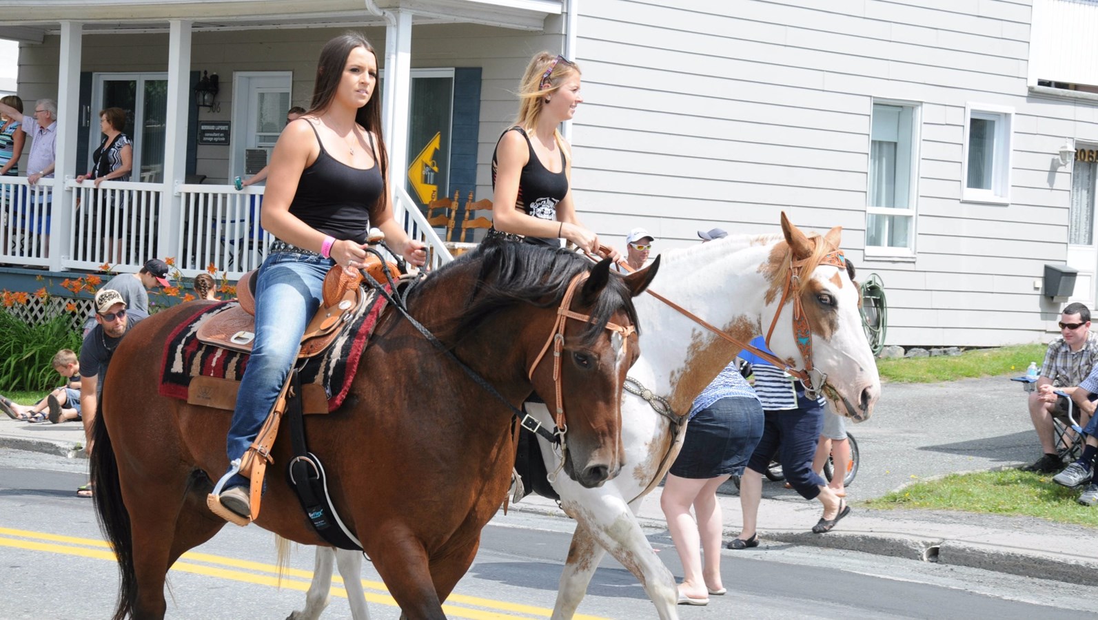 Images de la Grande parade de la 38e édition des Festivités western de Saint-Victor
