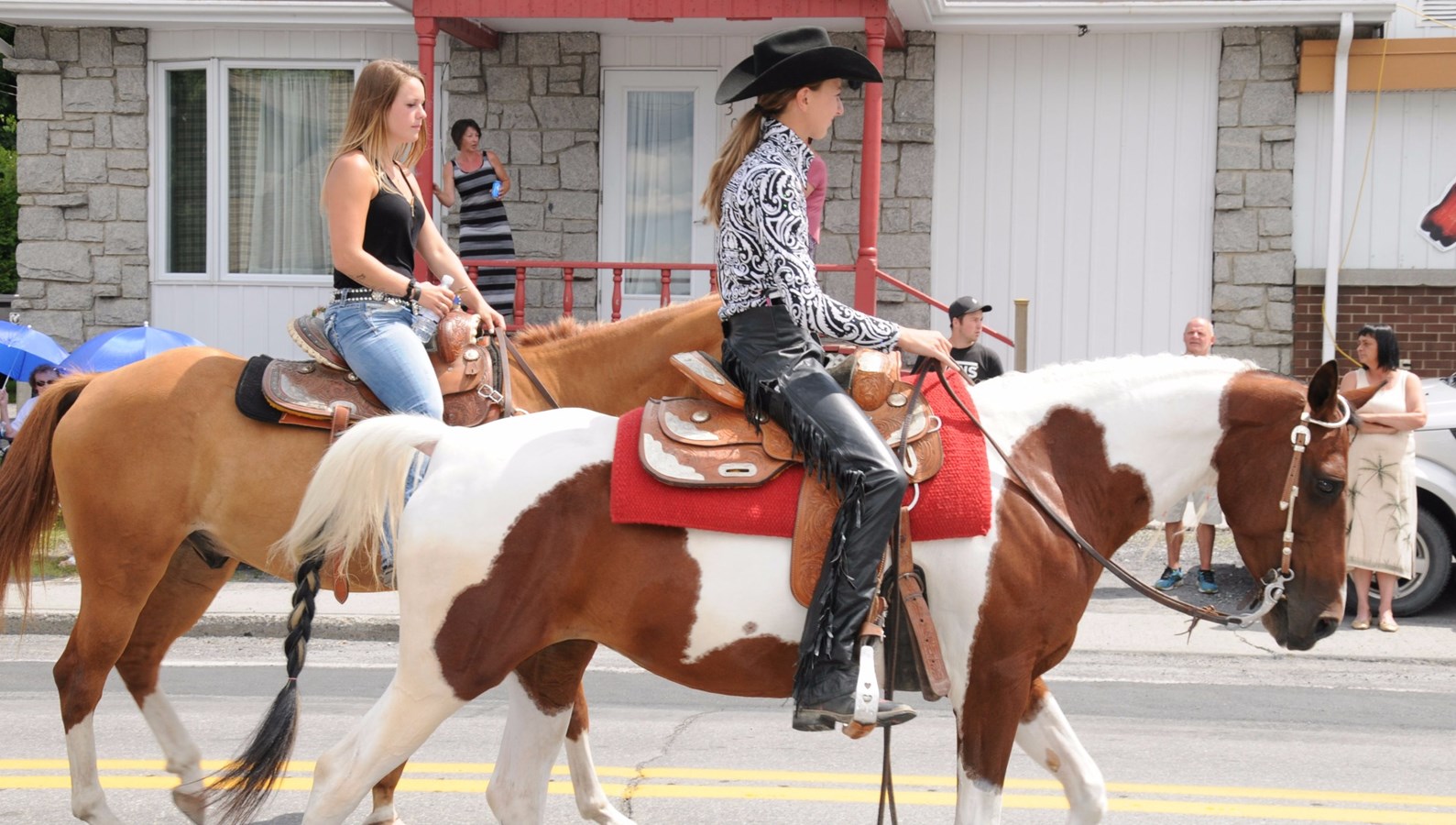 Images de la Grande parade de la 38e édition des Festivités western de Saint-Victor