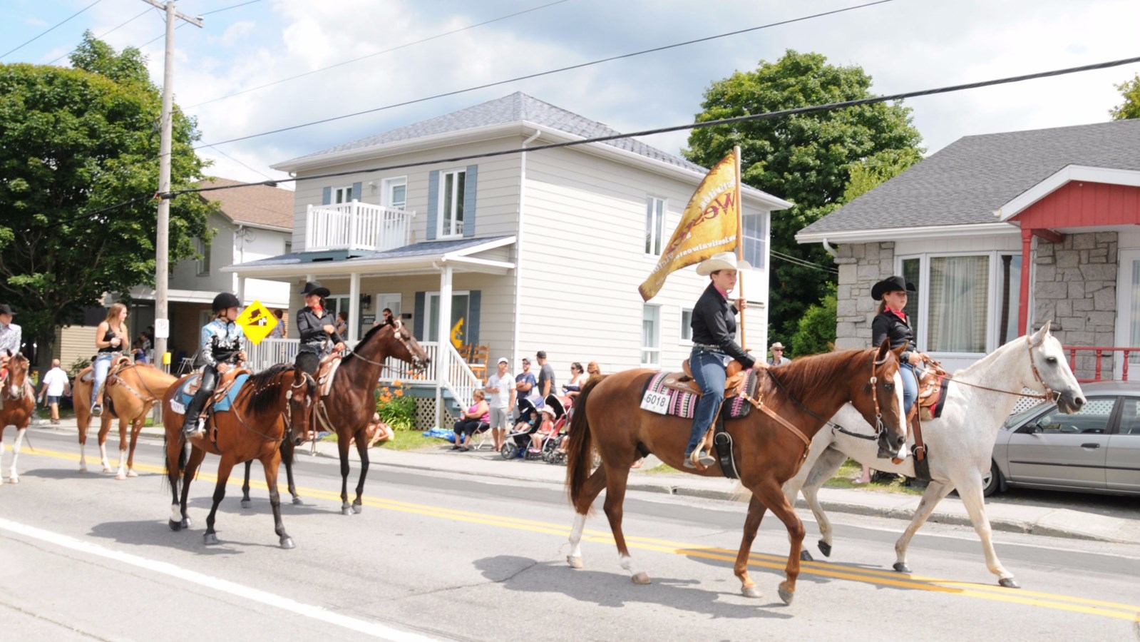 Images de la Grande parade de la 38e édition des Festivités western de Saint-Victor