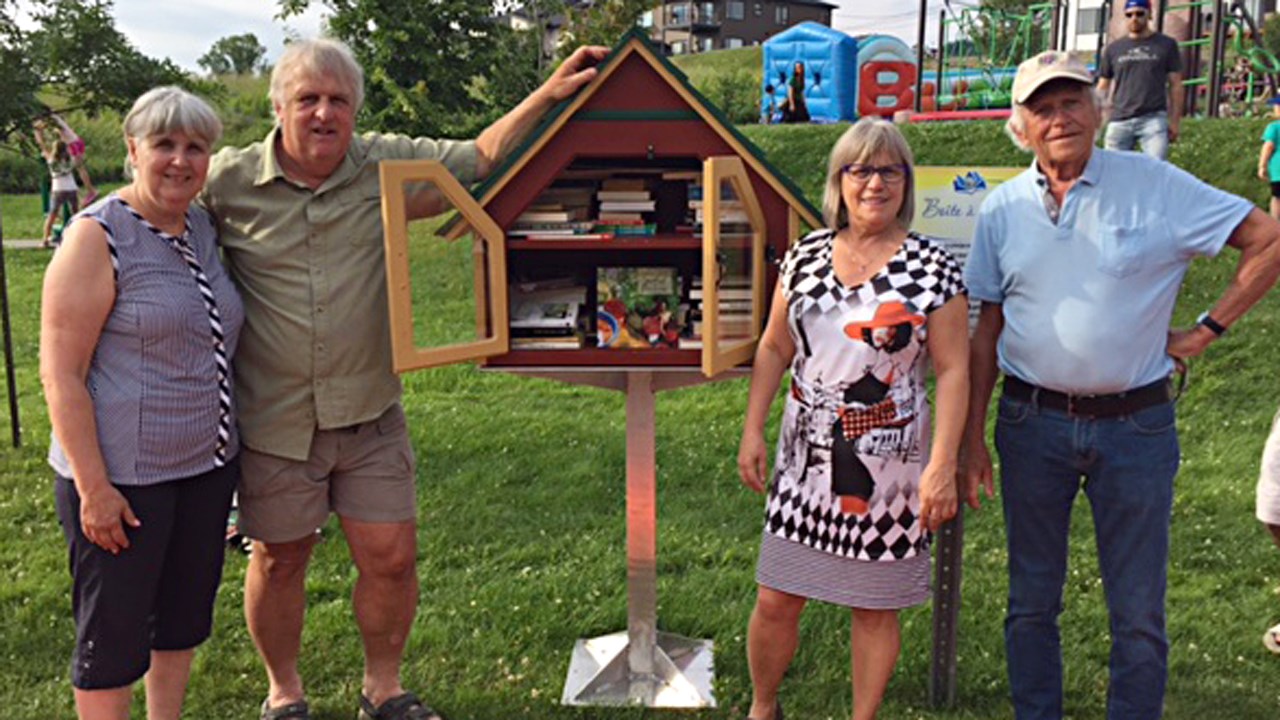 De gauche à droite: Loraine Roach, Gaston Jacques, Doris Giguère et Michel Cliche lors de l’inauguration de la « boîte à lire » au Parc des Générations.
