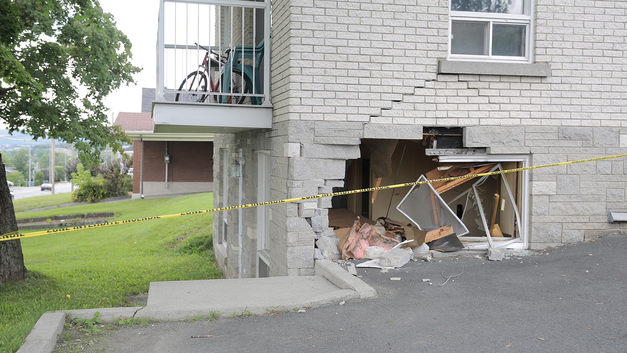 Le véhicule a défoncé le mur de l'appartement situé au coin de la 135e Rue et du boulevard Lacroix