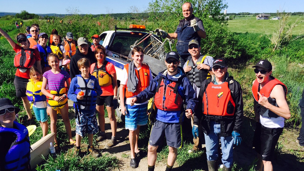 Depuis la première activité de nettoyage en 2014, près de deux tonnes de déchets ont été retirés de la rivière par près d’une centaine de participants.
