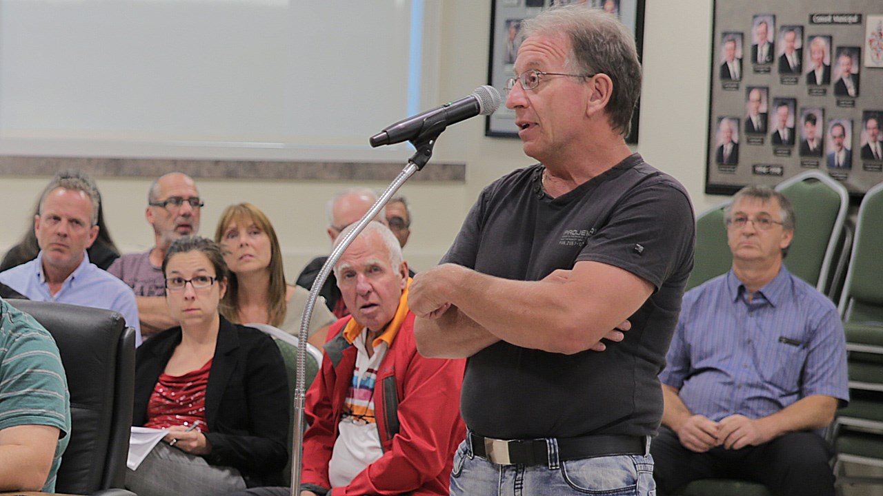 Lors de la séance du conseil, plusieurs opposants au projet ont défilé tour à tour au micro afin de faire part aux élus des raisons qui motivent leur refus d'un tel projet dans leur quartier.