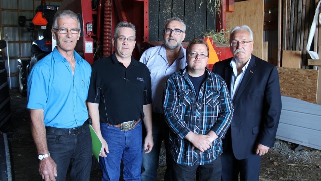 De gauche à droite, Paul Doyon (président de la Fédération de la Chaudière-Appalaches), Sylvain Bourque (président des Producteurs de bovins de la Chaudière-Appalaches-Sud), Bertrand Gagné (président du Syndicat de l’UPA des Appalaches), Paul Vachon (préfet de la MRC des Appalaches) et Marc Turgeon (propriétaire de la Ferme G. M. Turgeon).