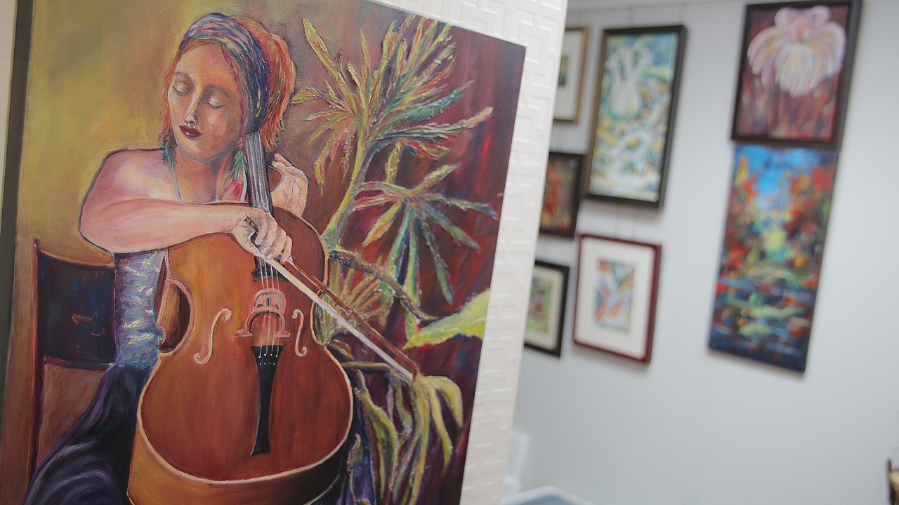 Au fil du temps, celle-ci a travaillé avec de l’huile, du pastel sec, de l’acrylique et de l’aquarelle.
