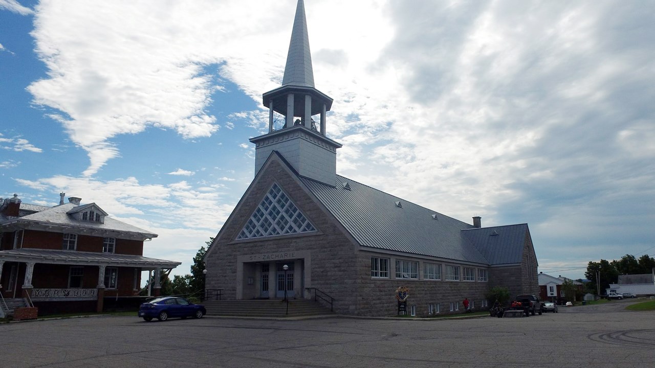 Normand DeLessard présente des images du clocher de l’église de Saint-Zacharie