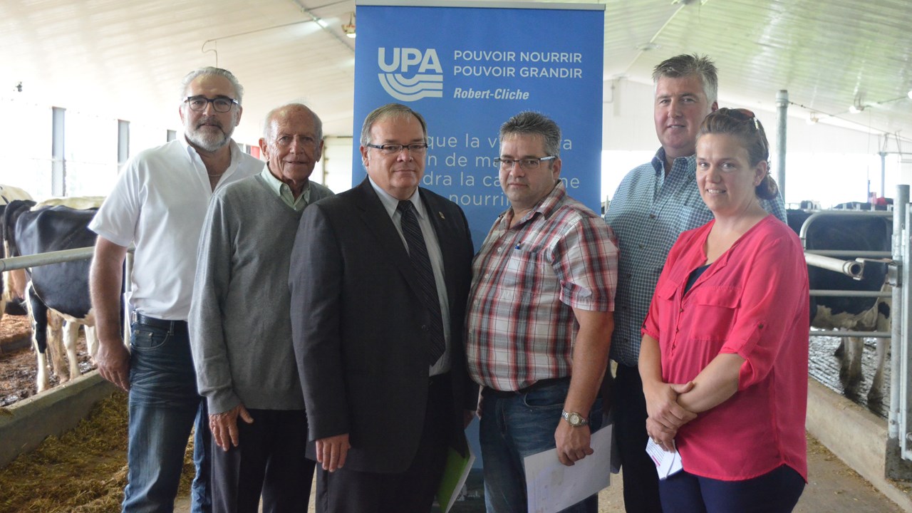 Le président de l'UPA Chaudière-Appalaches, Paul Doyon, le maire de Saint-Joseph, Michel Cliche, le préfet de la MRC Robert-Cliche, Luc Provençal, le président du syndicat del'UPA Robert-Cliche, Michel Maheux, le propriétaire de la ferme Davico, David Poulin et l'administratrice des Producteurs de lait de la Chaudière-Appalaches Sud, Véronique Cyr.