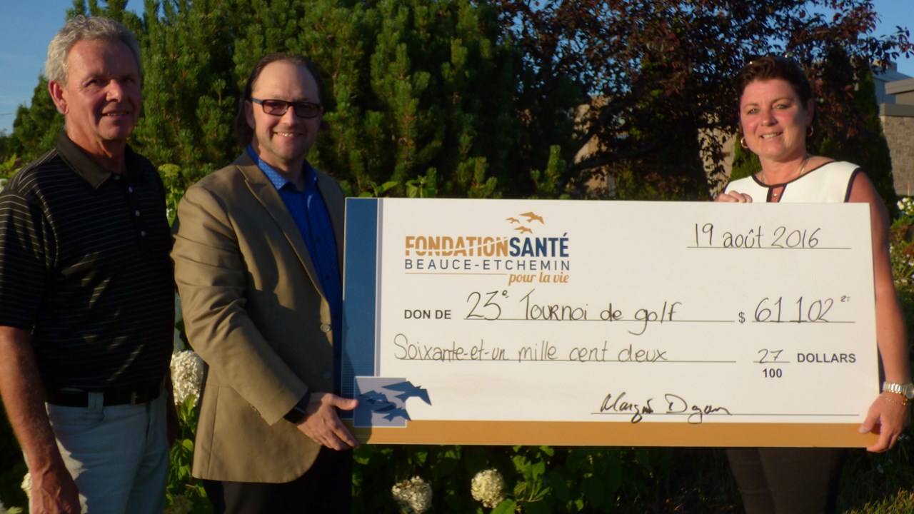De gauche à droite, Denis Mathieu, président du comité organisateur, Marquis Doyon, président d’honneur et Manon Veilleux, présidente de la Fondation Santé Beauce-Etchemin.