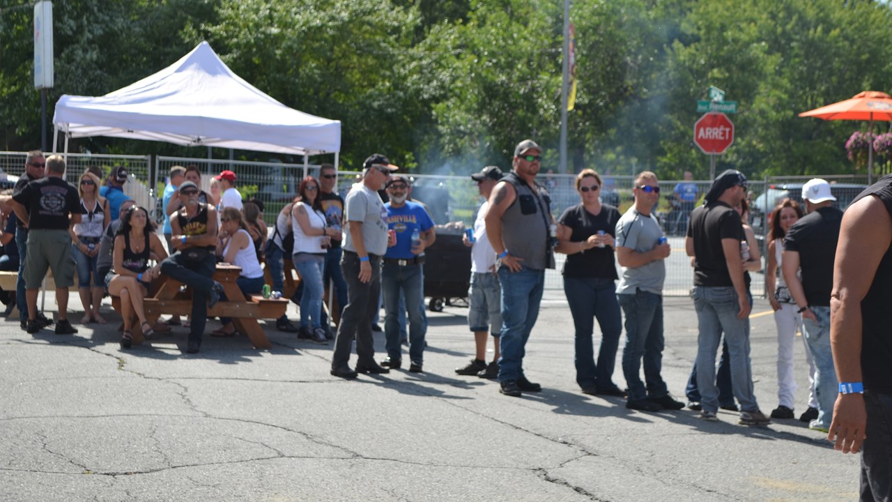 Quelques centaines de personnes se réunissent pour le premier « Jarrets noirs bike show »