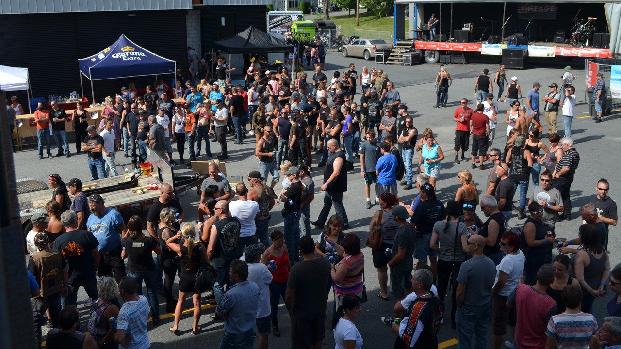 Quelques centaines de personnes se réunissent pour le premier « Jarrets noirs bike show »