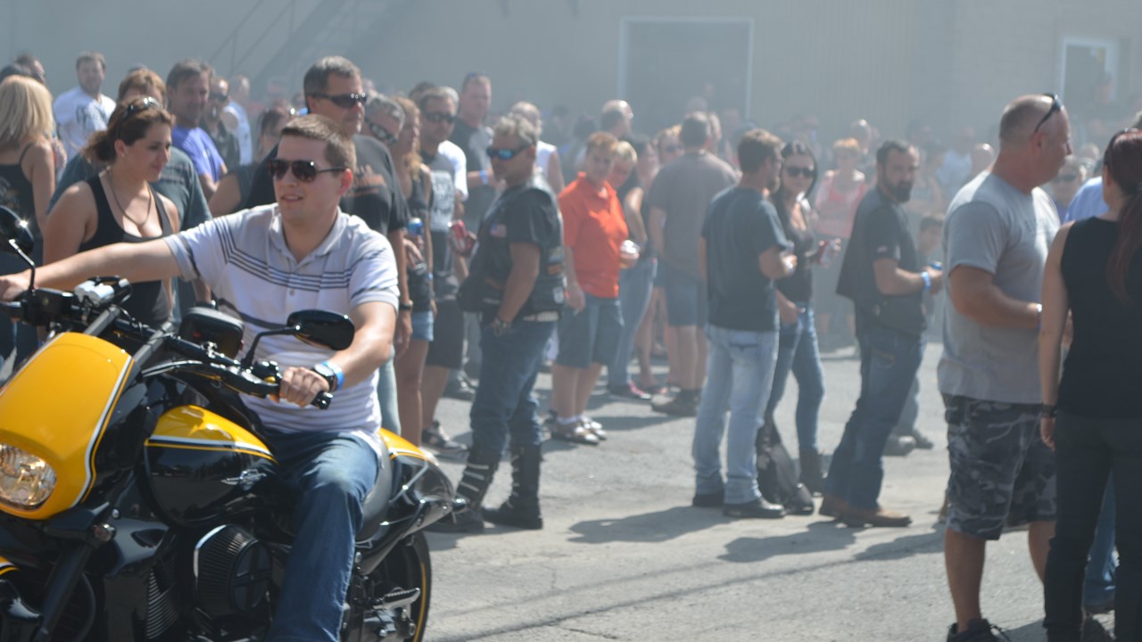Quelques centaines de personnes se réunissent pour le premier « Jarrets noirs bike show »