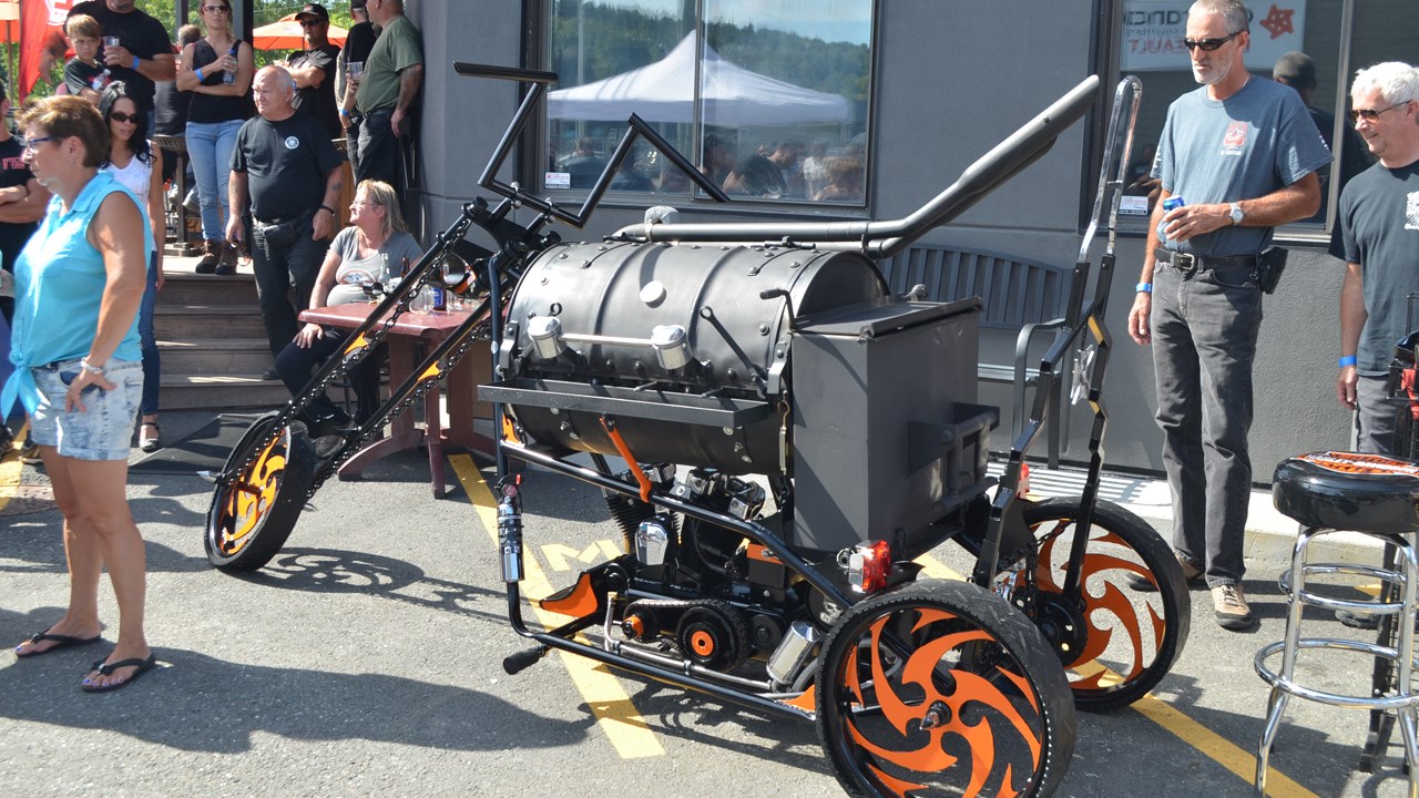 Quelques centaines de personnes se réunissent pour le premier « Jarrets noirs bike show »