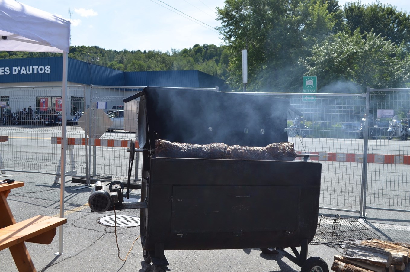 Quelques centaines de personnes se réunissent pour le premier « Jarrets noirs bike show »