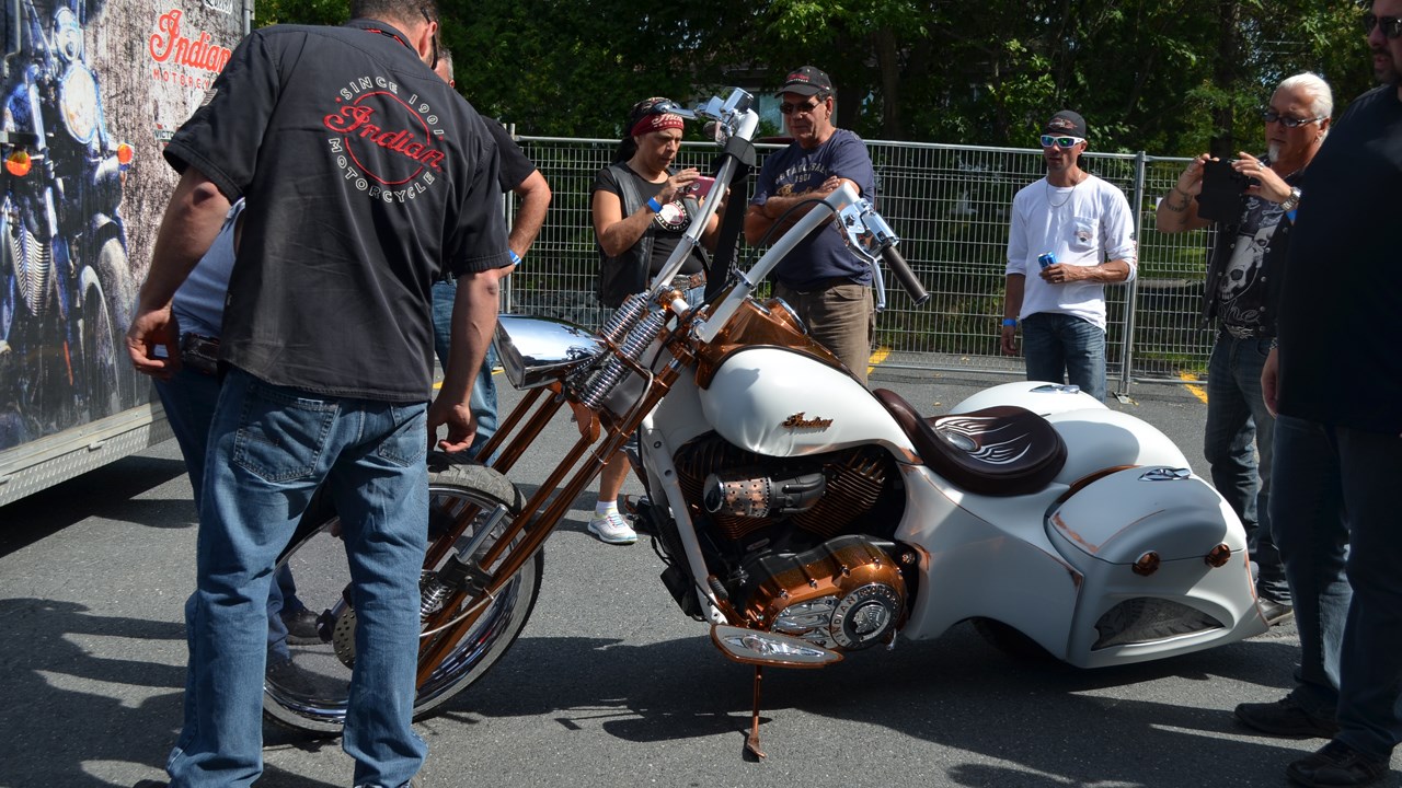 Quelques centaines de personnes se réunissent pour le premier « Jarrets noirs bike show »
