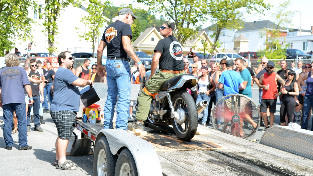 Quelques centaines de personnes se réunissent pour le premier « Jarrets noirs bike show »