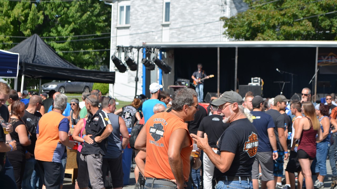 Quelques centaines de personnes se réunissent pour le premier « Jarrets noirs bike show »