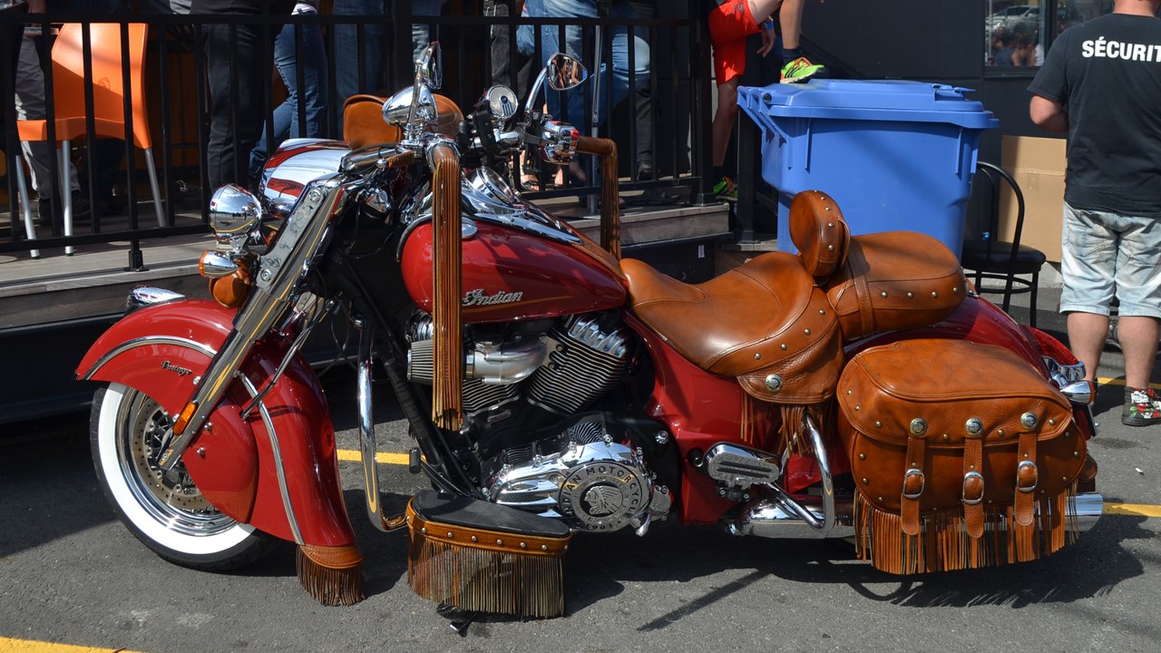 Quelques centaines de personnes se réunissent pour le premier « Jarrets noirs bike show »