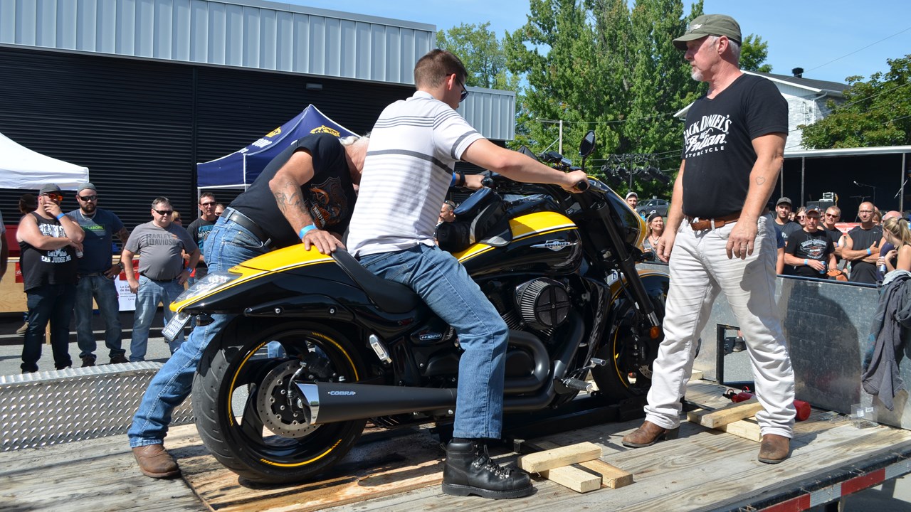 Quelques centaines de personnes se réunissent pour le premier « Jarrets noirs bike show »