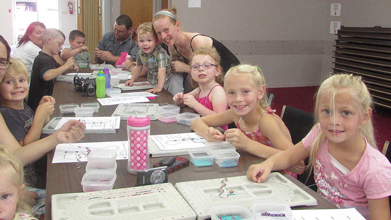 Des enfants réalisant l’activité de création d’un signet.