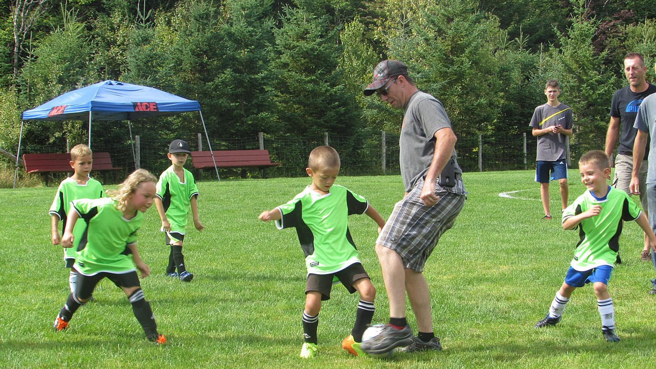 Lors du Festi St-Ben, neuf équipes de jeunes joueurs de soccer ont affronté leurs parents dans le cadre de parties amicales.