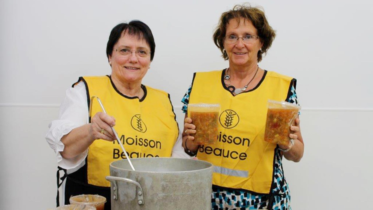 De gauche à droite : Diane Martineau, secrétaire en compagnie de Claire Morissette, technicienne-comptable, toutes deux de Moisson Beauce.