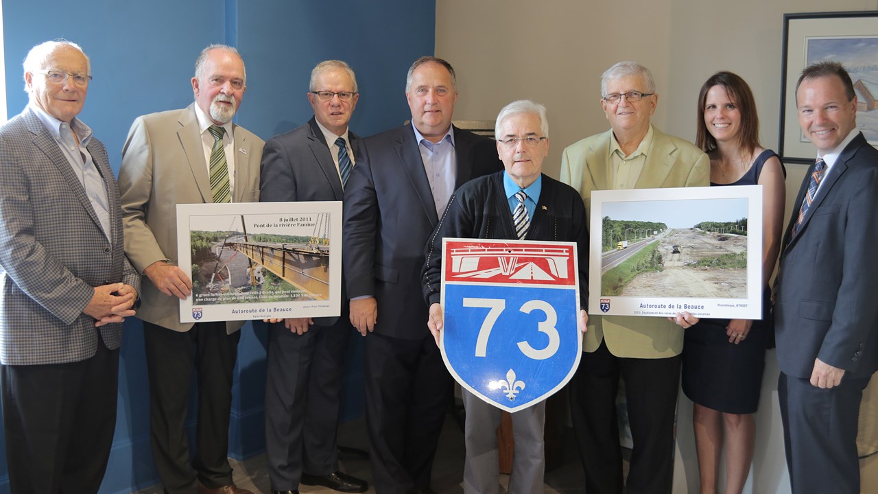 Le Comité de coordination des fêtes de l’autoroute et ses partenaires, de gauche à droite: Hervé Pomerleau, Les Amis de l'autoroute; Pierre Bégin, préfet de la MRC Beauce-Sartigan; Roger Quirion, Radio Beauce; Paul Busque, député de Beauce-Sud; Yvon Thibodeau, responsable de l'exposition au Centre culturel Marie-Fitzbach; Daniel Lessard, président du Comité de coordination des fêtes de l’autoroute; Caroline Pouliot, Pavages Abénakis; ainsi que Richard Poulin, représentant pour la Ville de Saint-Georges.
