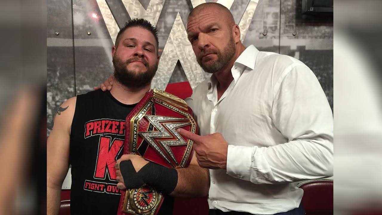 Le champion universel de la WWE Kevin Owens et HHH