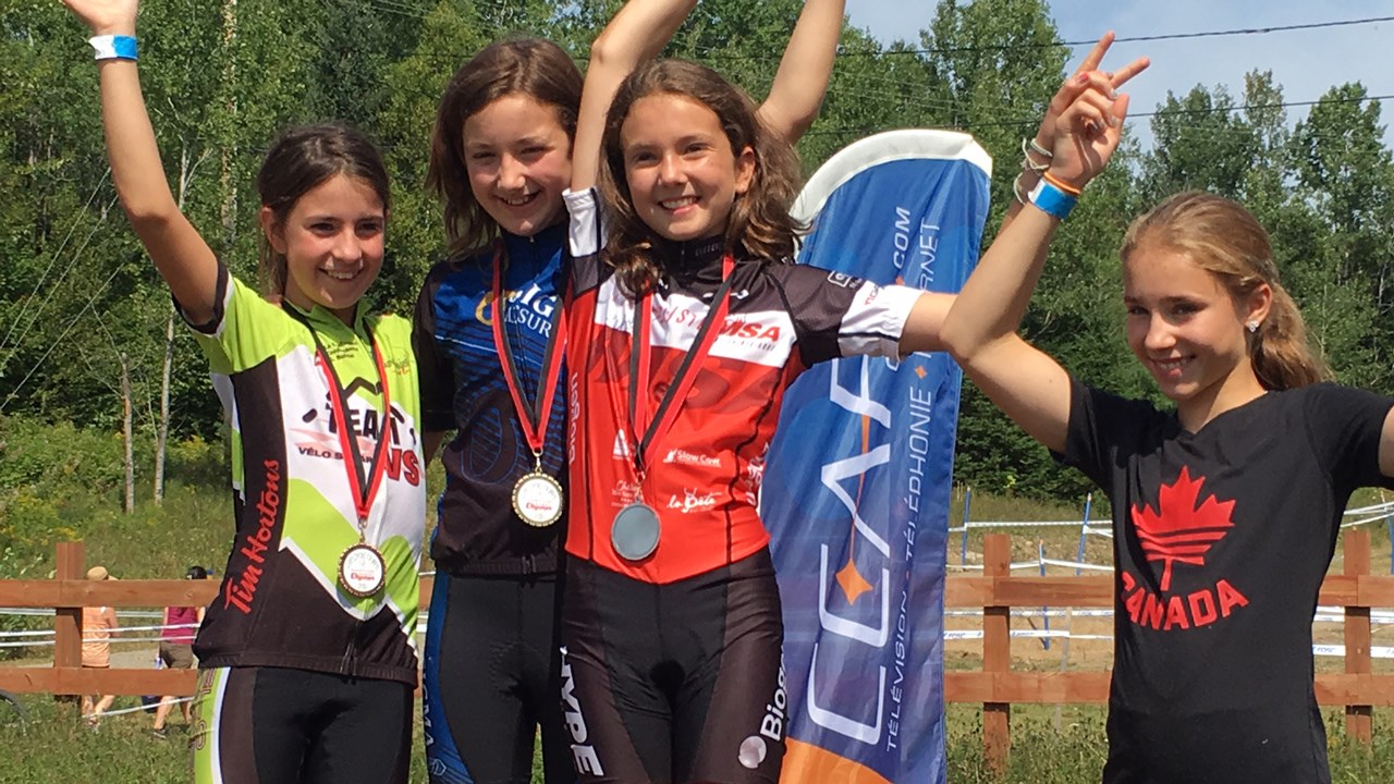 Amélie Vachon (à gauche) célèbre sa médaille de bronze sur le podium.