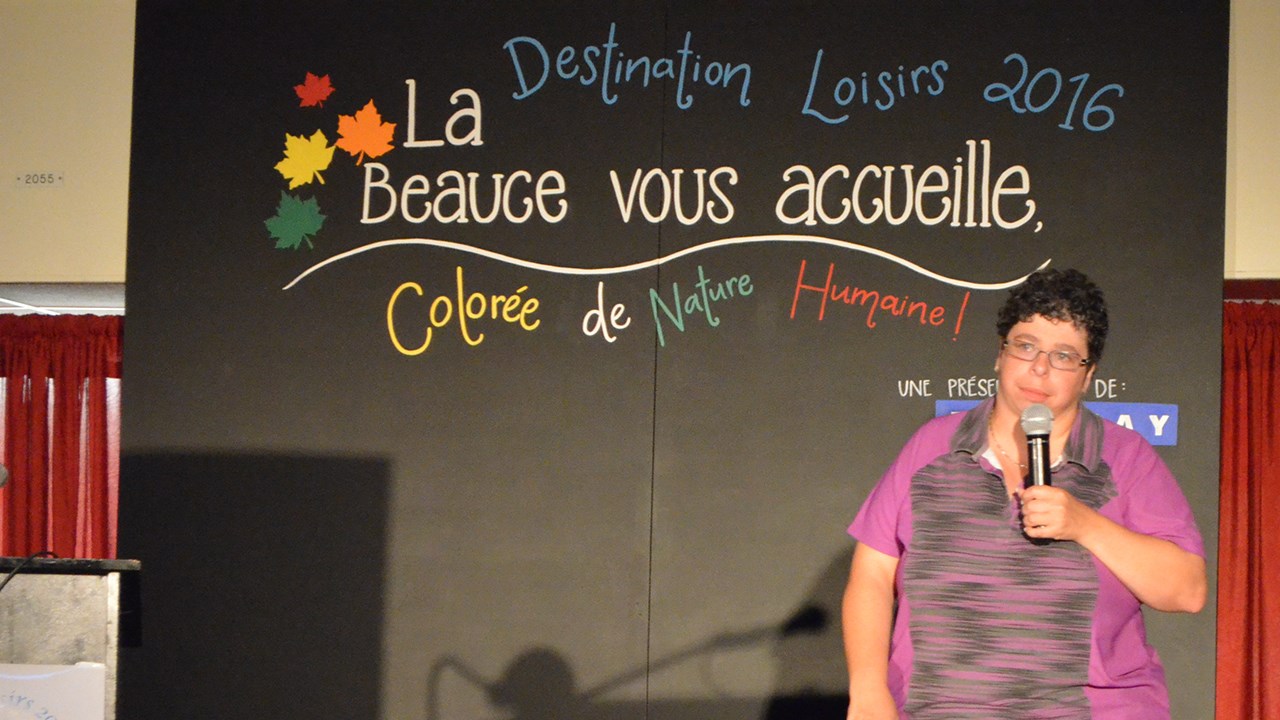 Valérie, de Laval, est montée sur la scène pour témoigner de son expérience vécue lors de Destination loisirs 2016.