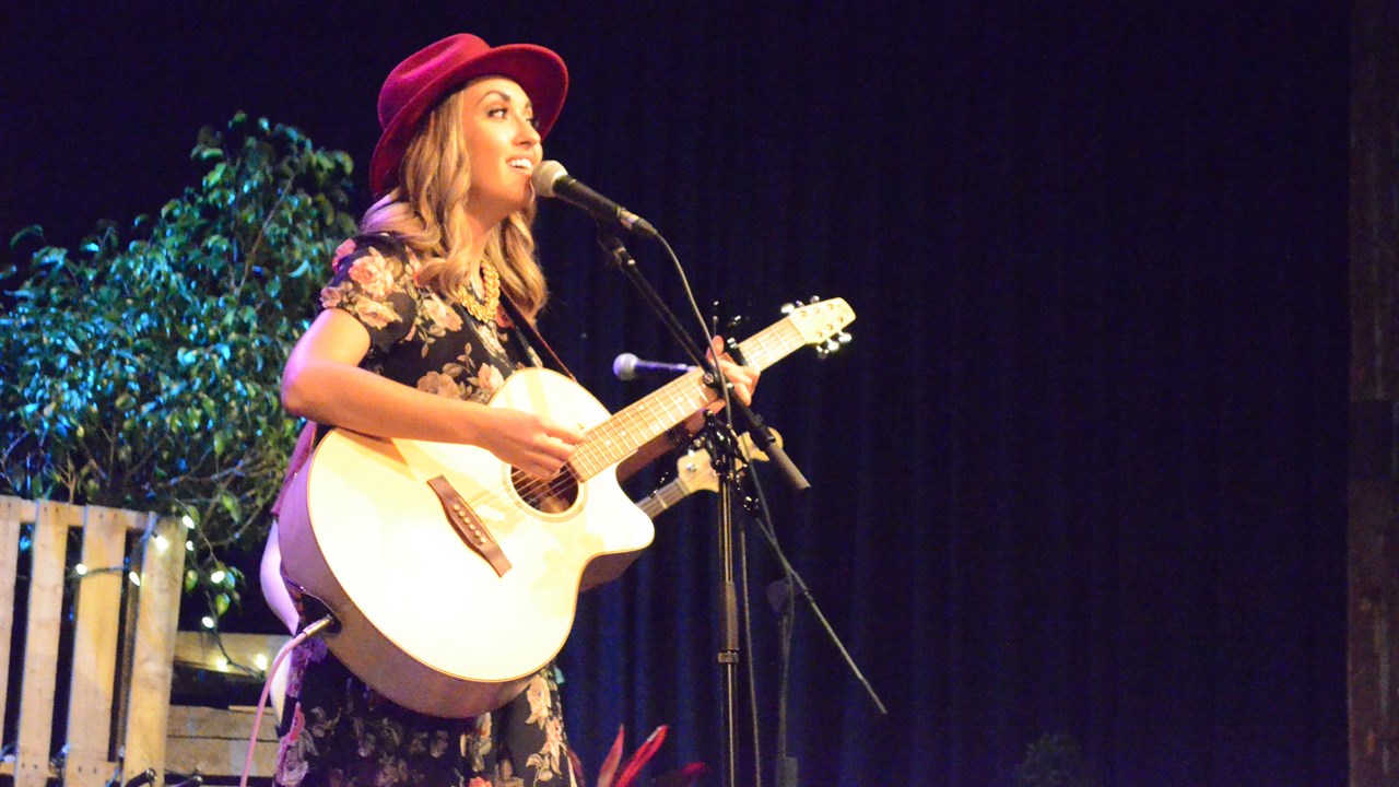 Salle comble pour le lancement de l'EP de Jessica Pruneau
