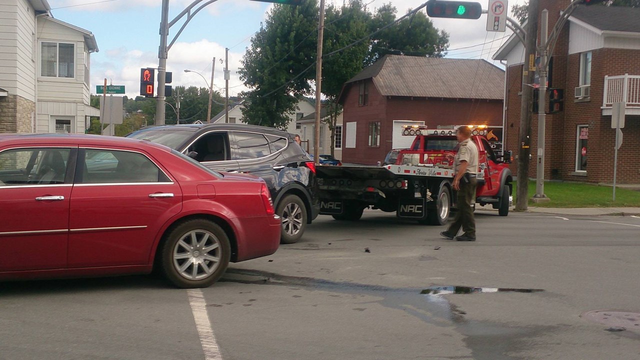 EN BREF | Une femme se blesse lors d'une collision sur le boulevard Dionne