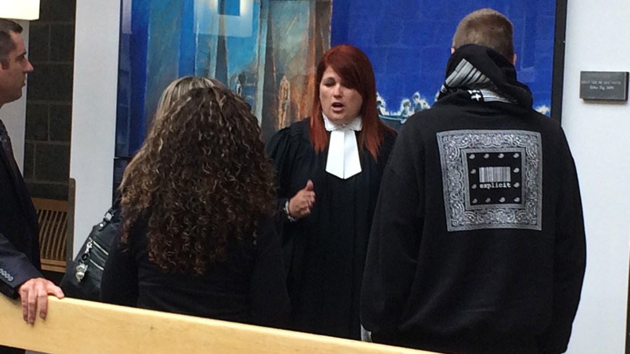 Après l'audition, les proches des victimes, restées pour être ensemble encore, se soutenir, discutent avec la procureure de la Couronne, maître Audrey-Roy Cloutier.