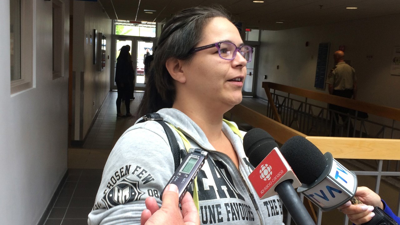 La tante de Dereck Bolduc-Coulombe, Natacha Bolduc, s'est jointe aux amis des victimes : « Depuis un an, nous vivons avec ce drame, c'est difficile d'expliquer toute notre tristesse. »