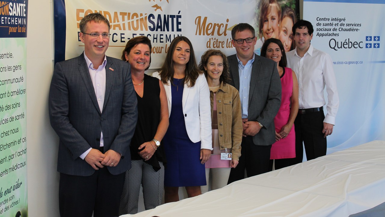 Le coprésident d'honneur, Maxime Gendreau, la présidente de la FSBE, Manon Veilleux, la directrice du programme jeunesse du CISSS-CA, Claudine Wilson, le pédiatre à l'Hôpital de Saint-Georges, Marie-Josée Lemieux-Roy, le coprésident d'honneur, Martin Gendreau, la directrice des services multidisciplinaires du CISSS-CA, Marie-Claude Bélanger et le radiologiste à l'Hôpital de Saint-Georges, Vincent Mailhot.