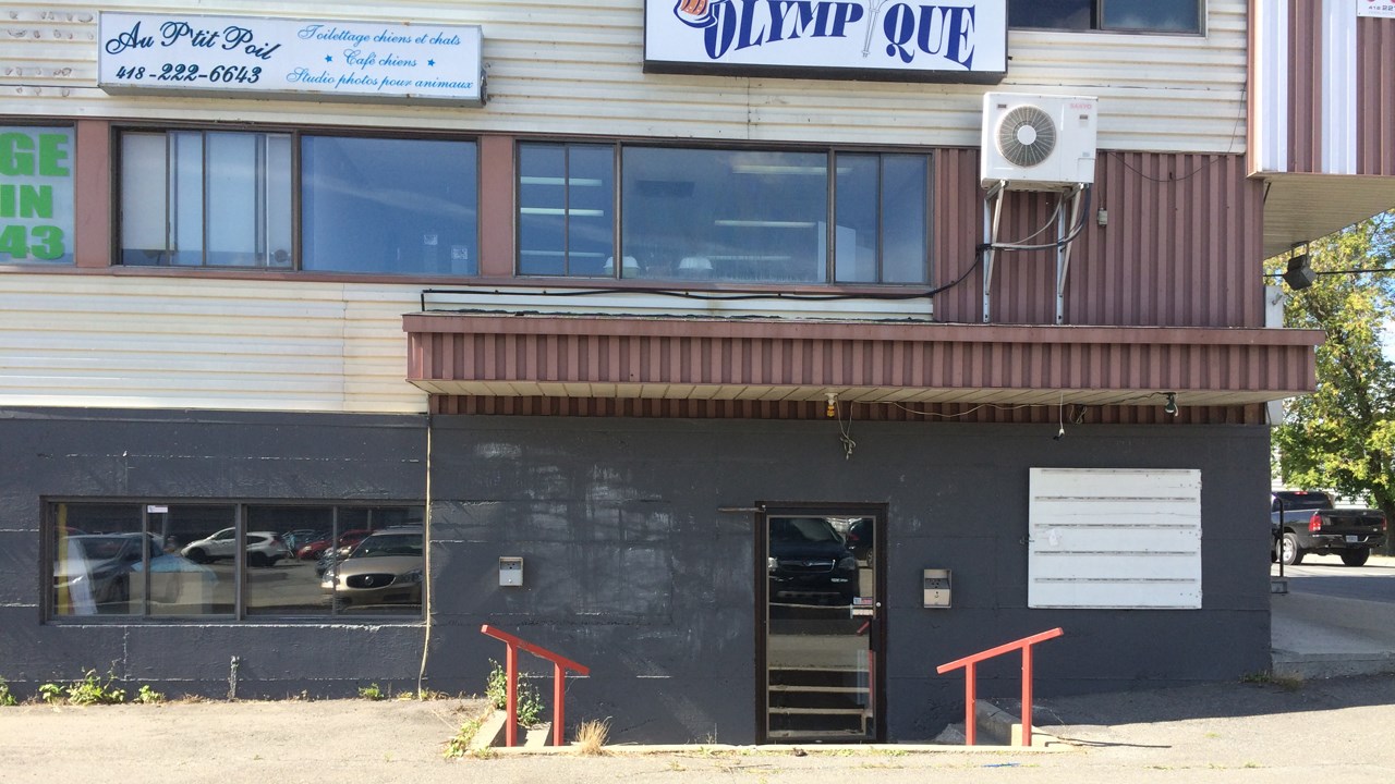 Autrefois, au sous-sol de l’édifice, il y avait le Bar Olympique, qui était un petit bar assez fréquenté.