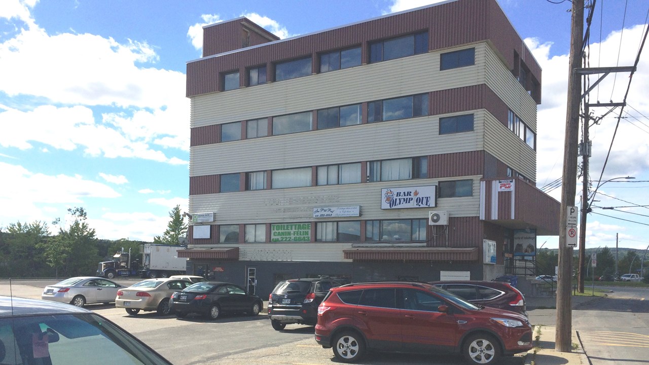 À l’extrémité Nord du stationnement de Place Centre-Ville, à quelques dizaines de mètres seulement du Centre Sportif Lacroix-Dutil.
