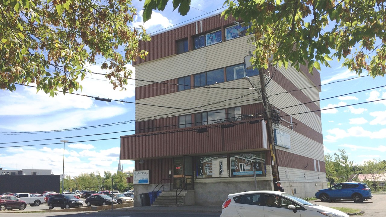 Cette bâtisse, sise au 112 60, 1ère Avenue à Saint-Georges, appartient à Mme Sylvie Roy, propriétaire de la Clinique Dentaire Sylvie Roy, à Sainte-Marie.