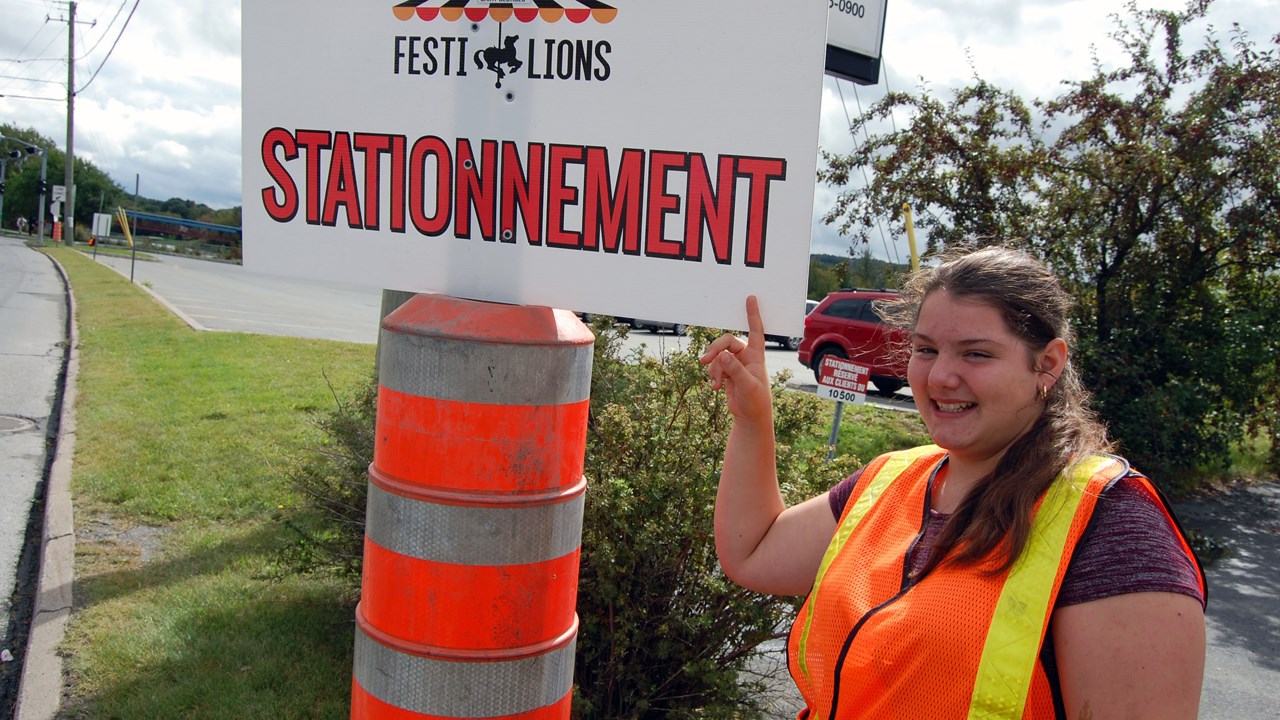 La cadette Magalie Breton du corps de cadets 2625 pose fièrement devant le stationnement où elle a été responsable durant le Festi-lion.