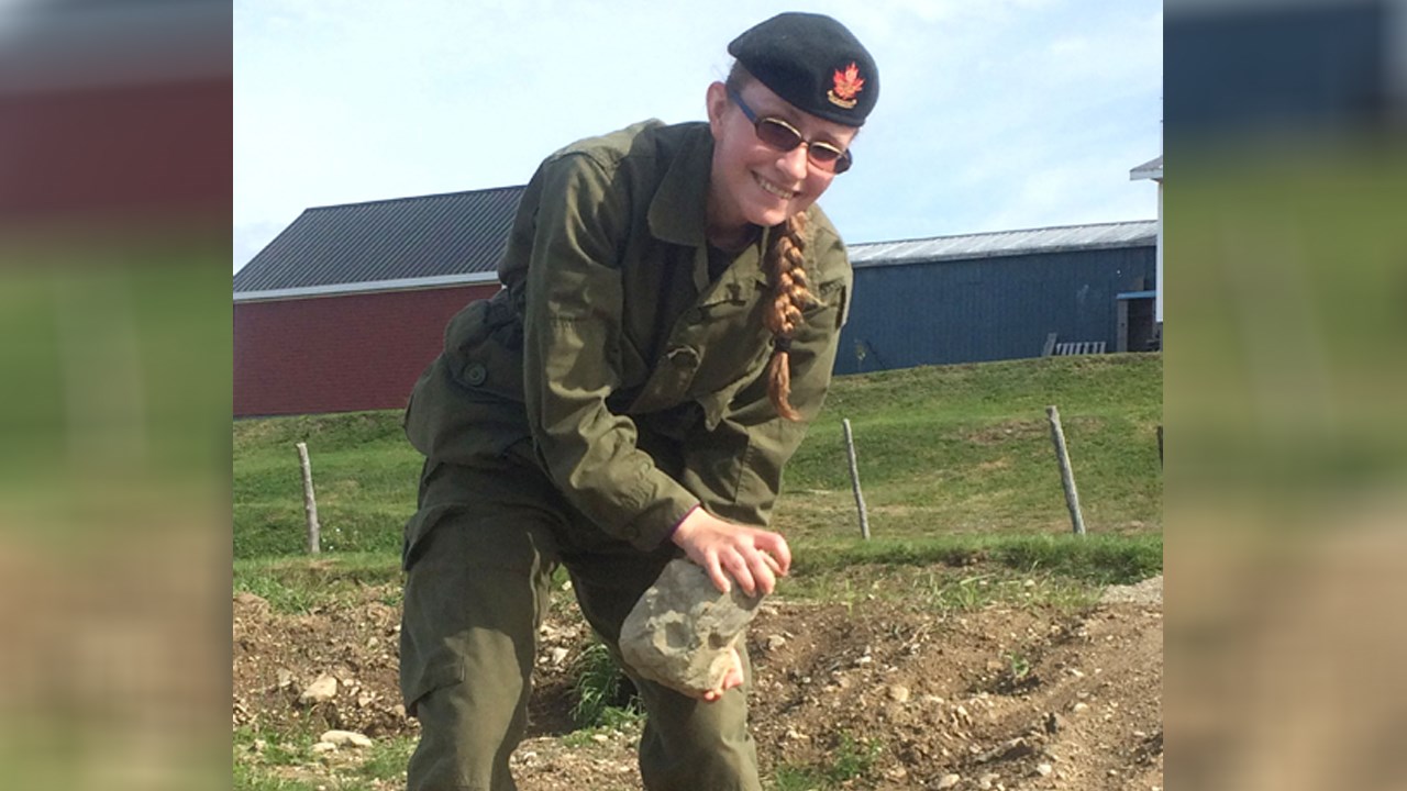 La cadette Caroline Pouliot du corps de cadets 2948 de Ste-Justine débarrasse la piste de course du St-Mag Fest des pierres le 17 septembre.