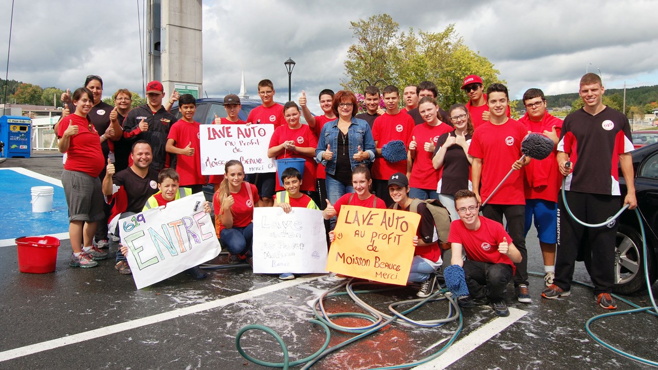 Nicole Jacques, directrice de Moisson Beauce, avec les cadets du corps de cadets 619 de Beauceville lors du lave-o-ton au profil de l’organisme.