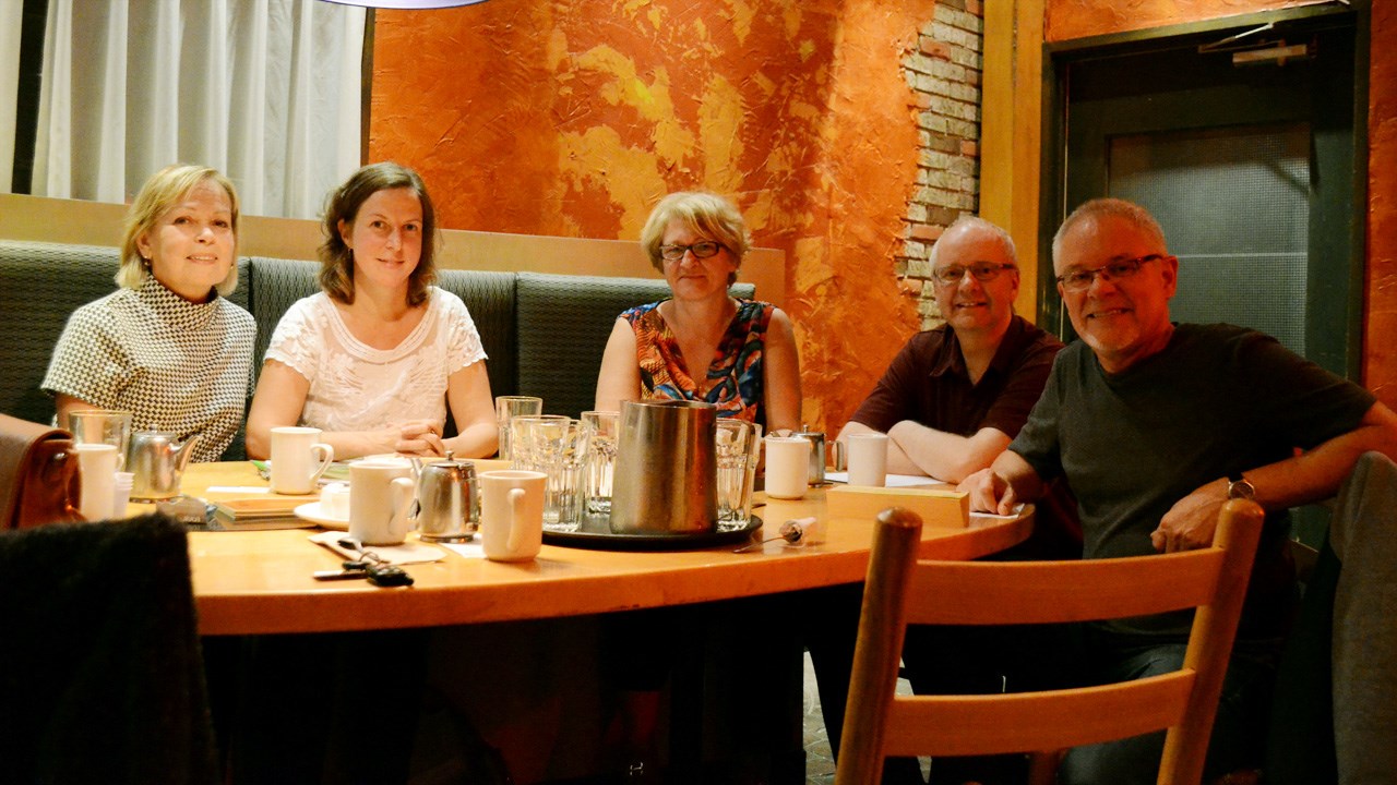 L'organisatrice des cafés-philo, Aurélia Giusti (deuxième à partir de la gauche) et quelques-uns des participants du plus récent rassemblement.